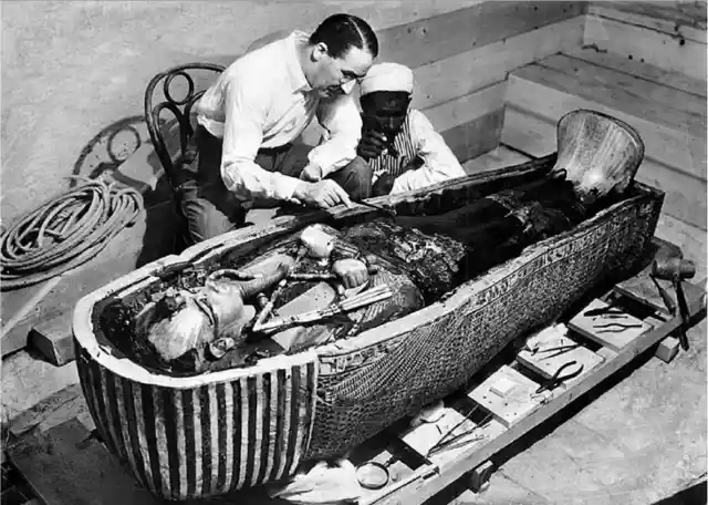 1922: Howard Carter Examines King Tut’s Mummy