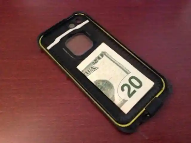 Hide Money Behind Your Phone&rsquo;s Case