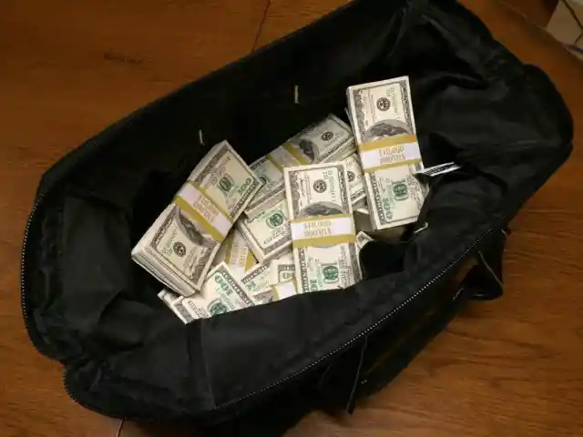 Homeless Man Finds $17k in Cash, Chooses To Do This Instead of Pocketing The Money