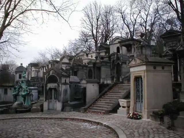 #10. P&egrave;re Lachaise Cemetery &ndash; Paris