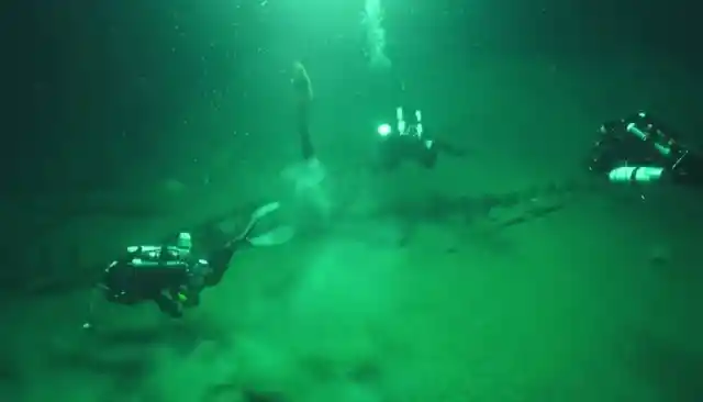 13. DIVERS FINDING ARTIFACTS