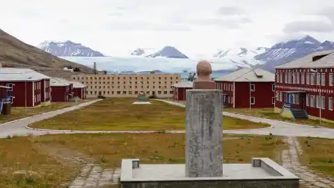 Pyramiden, Arctic Circle