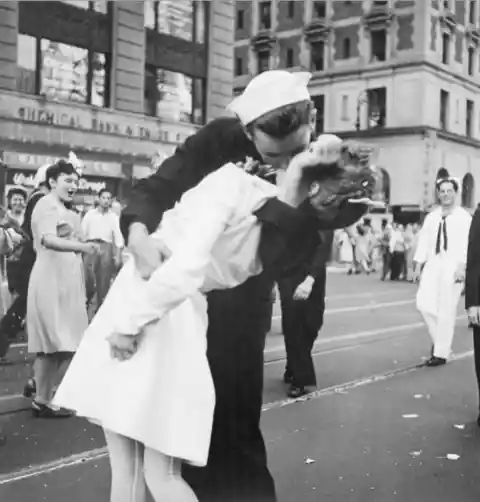 1945: V-J Day In Times Square