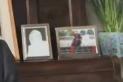 The Mysterious Photo Frame