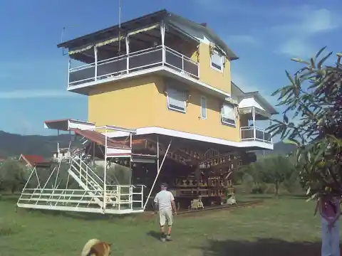 The Amazing Flying House, Italy