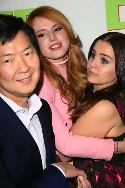 #2. Bella And Mae Confused Photobomb Victims