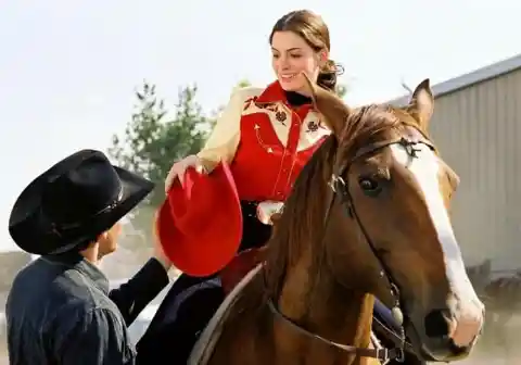 #8. Anne Hathaway Also Said She Could Ride A Horse
