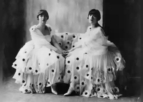 1925: Dolly Sisters