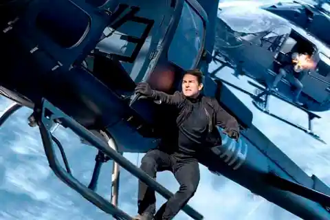 #5. Tom Cruise Learned How To Fly A Helicopter